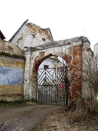 ... štít a věž kaple jsou dnes už strženy