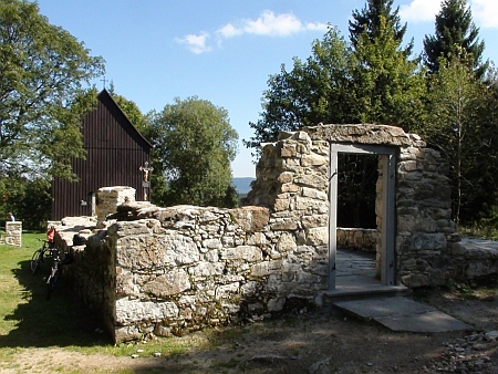 Rekonstruovaná hřbitovní kaple a základy kostela na snímcích z roku 2010