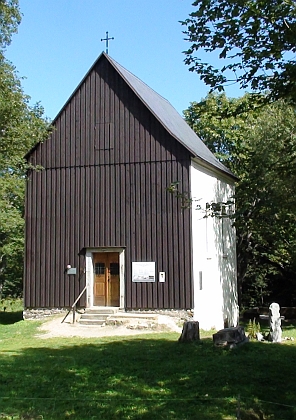 Rekonstruovaná hřbitovní kaple a základy kostela na snímcích z roku 2010