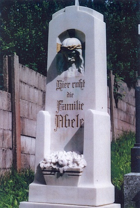 Náhrobek rodiny Abeleovy na hřbitově v Železné Rudě