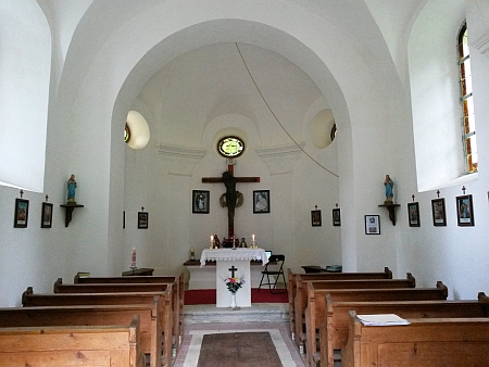 V opravené kapli byla u jednoho z oken zachována poválečná vojenská "výzdoba"