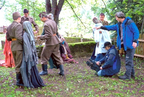 "Dámská volenka" na snímku z natáčení filmu Boží mlýny, rekonstruujícího i tanec vojáků s mumifikovanými těly z rodové hrobky Abeleových
