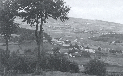 Zdíkovec, kde byl pochován, v popředí s kostelem sv. Petra a Pavla, v pozadí Stachy s kostelem Navštívení Panny Marie, na snímku z doby kolem roku 1930