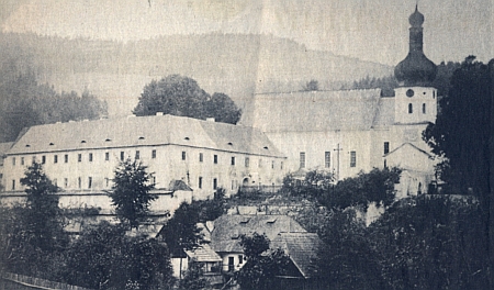 ... klášter a hlavní oltář klášterního kostela na snímcích z první poloviny 20. století
