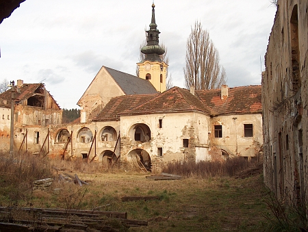 Zámek v Omleničce na snímku z roku 2009 (vlevo bývalá škola, v pozadí kostel, viz i Emil Putschögel)