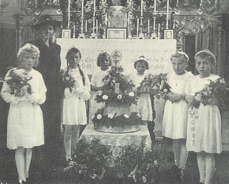 V Seewiesen byl roku 1944 svěcen zvon "Regina Maria" s nápisem:
"Spende Trost und künde Frieden,
schalle laut ins Land hinein.
Allen sei Dein Heil beschieden,
sollst ihnen Gottes Botin sein!"