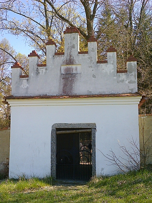 Rodný dům otcův v Neznašově čp. 41 a brána místního židovského hřbitova