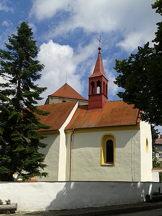 Fara s věží někdejší tvrze a kostel sv. Bartoloměje ve Slavkově