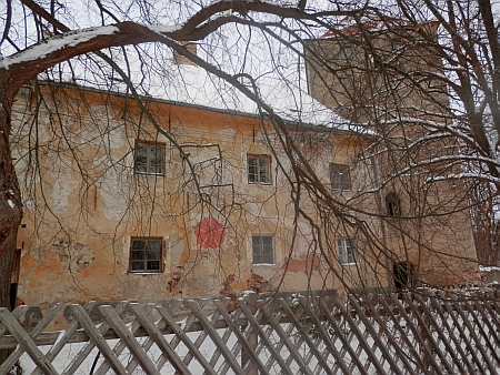 Fara s věží někdejší tvrze a kostel sv. Bartoloměje ve Slavkově