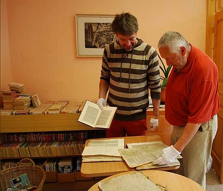V roce 2013 se část Alacrawových tisků po staletích sešla na jednom místě, ve vimperské knihovně - na snímku nad nimi stojí Jindřich Špinar z Jihočeské vědecké knihovny a Ladislav Čepička z vimperského muzea