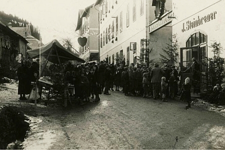 Vánoční trh ve Vimperku nějakých 450 let po Alacrawově zdejším působení - vpravo podnik jeho slavných nástupců