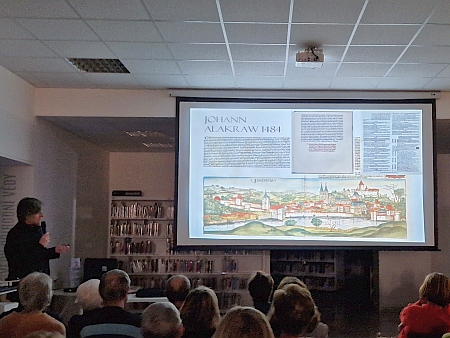 Jindřich Špinar v roce 2024 v českobudějovické knihovně při přednášce o Pasovsku, při níž Alacrawa nemohl vynechat