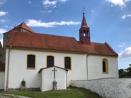 Opravený kostel sv. Bartoloměje ve Slavkově (2022)