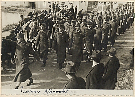 Na tomto snímku z pochodu freikorps v Dešenicích 9. října 1938 je zachycen jeho syn Reinhold, tehdy učitel na tamní škole