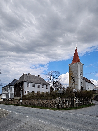 Zleva někdejší česká škola, fara a kostel sv. Václava v Čachrově