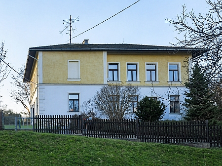 Budova německé školy v Čachrově