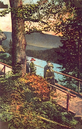 Jiná stará pohlednice s lávkou nad Čertovým jezerem