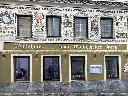 V rodném domě ve Schremsu je dnes restaurace "Zum Waldviertler Sepp"