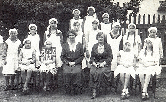 Na snímku z Dolního Dvořiště, podle popisky s žačkami a kolegyní Buchhöckerovou vyučující vaření - paní řídící Alschinger-Micko sedí třetí zleva