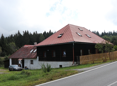 Bývalá hájenka čp. 13 v Kubově Huti na horním snímku ještě s jasanem ztepilým, pokáceným v roce 2013 podle informace na webu Památné stromy na území Šumavy a Pošumaví v okrese Prachatice "patrně z důvodu silného poškození"