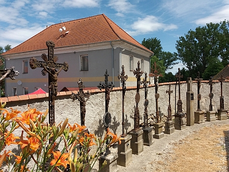 Jeho hrob hledal autor snímku na strýčickém hřbitově marně, po obnově kostela a hřbitova jsou dnes dochované kříže z hrobů německých obyvatel pietně umístěny u hřbitovní zdi (snímky z let 2017 a 2023)