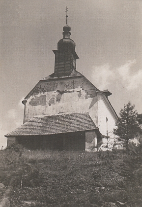 Kaple na vrchu Randlesberg, zbořená v roce 1965, byla prý zmenšenou podobou kostela ve Svérazu