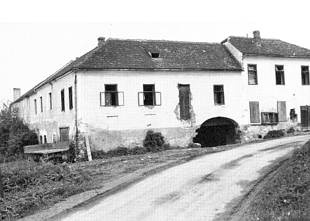 Hostinec "beim Wirt" ve Slavkově, jehož byl Anderl posledním majitelem, na snímku z roku 1972, kdy už jsou na něm patrná silná poškození