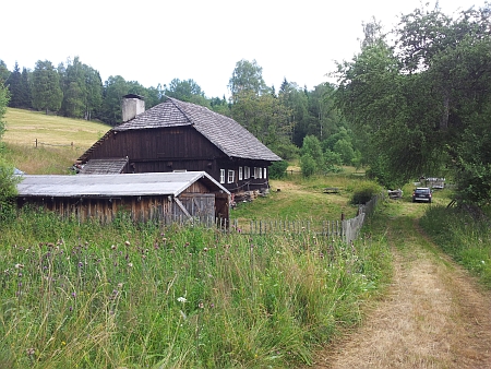 Puchingerův dvůr na snímku z horkého léta 2013