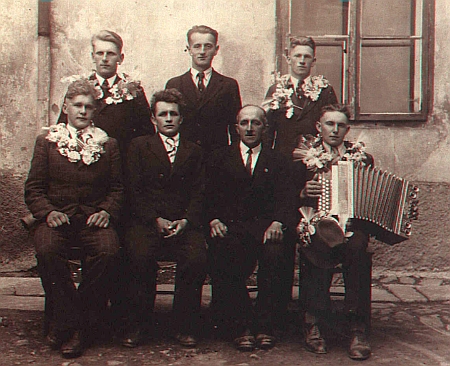 Tatínek Alois, tehdy jílovický starosta, na snímku rekrutů ročníku 1920 sedí druhý zprava