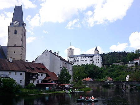 Škola v Rožmberku nad Vltavou je na snímku mezi kostelem a mostem