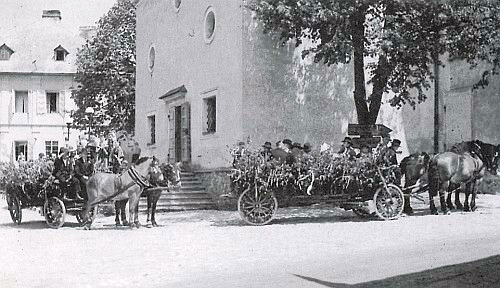 Volarská svatba 12. června 1940, na jednom ze slavnostně vyzdobených selských povozů sedí nevěsta Anna a ženich Adolf Anderlovi ze stavení Woidschneiderhof beim Wald, čp. 335