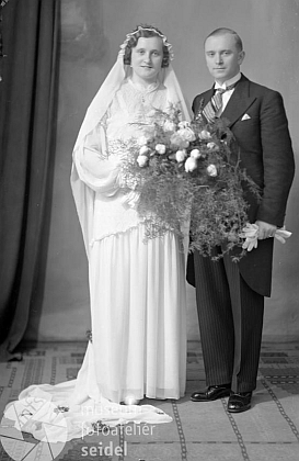 Ženich Ferdinand Andraschko v předpisovém žaketu na na svatební fotografii z fotoateliéru Seidel datem 15. ledna 1936