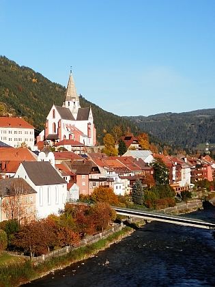 Murau s kostelem sv. Matouše, kde jsou umístěny zvony, o kterých psal