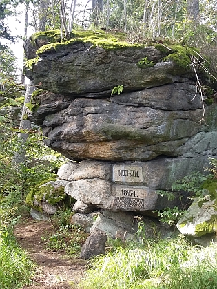 Judeich-Stein na rozcestí Skalky pod Knížecím stolcem