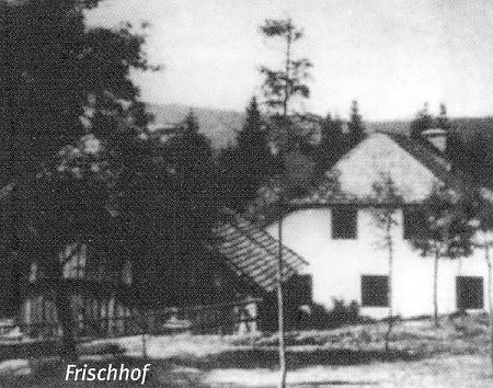 Frischhof čp. 1 na stabilním pozemku 83 je tu zachycen napravo, nalevo je čp. 7 na st. p. 84 - pohled míří od severovýchodu