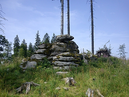 Adolfstein při cestě na Knížecí stolec před a po obnově nápisu (2012 a 2015), ...