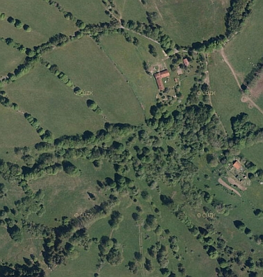 Letecké snímky Milešic z let 1952 a 2008 dokumentují zánik takřka celé obce