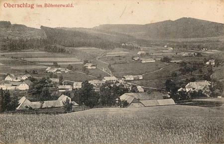 Milešice na staré pohlednici - vpravo hora Solovec (1154 m)