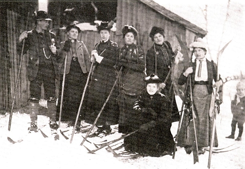 Na snímku z roku 1900 tu pózuje na lyžích Emanuel Ascherl i se svými se svými šesti sestrami (odleva Luise /*5. května 1871 v Novém Brunstu, †22. července 1912 v Novém Brunstu/, Rosalia /*2. června 1872 v Novém Brunstu/, Johanna /*9. prosince 1873 v Újezdečku, německy Klein-Aujezd, okr. Teplice/ Maria Theresia /*21. března 1875 v Újezdečku/, Anna /*1878 v Újezdečku/, Margarete Elisabeth /*18. února 1885 v Novém Brunstu/) u Poschingerova dvora v Zejbiši