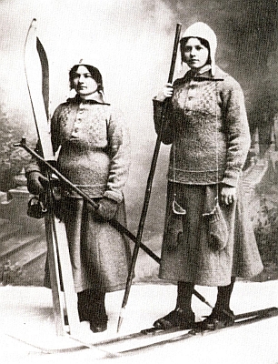 Jeho sestry Anna (vlevo) a Margarethe na snímku z roku 1909