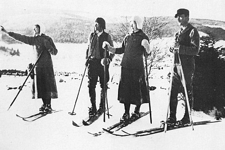 Foto z prosince 1918, Ing. Ascherl prvý zprava na lyžařském výletu v Prášilech