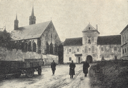 Klášterní dvůr ve Vyšším Brodě na bezútěšném záběru, který pořídil páter Auer v roce 1963