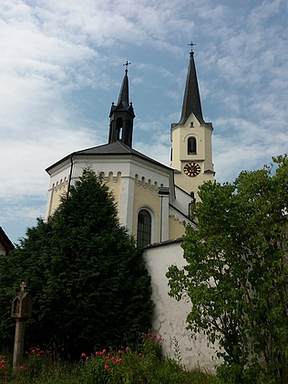 Fara ve Světlílu a věže místního kostela sv. Jakuba Většího