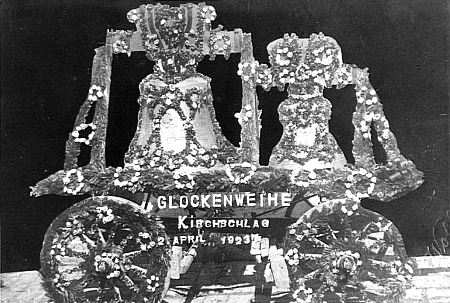 Svěcení zvonů ve Světlíku v dubnu 1923, k jejichž zakoupení poté, co byly ty staré ještě před rokem 1918 odevzdány pro válečné účely, dal podnět konáním sbírky a uspořádáním divadelních představení