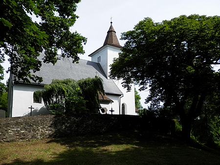 Kostel na Mouřenci mezi kaštany