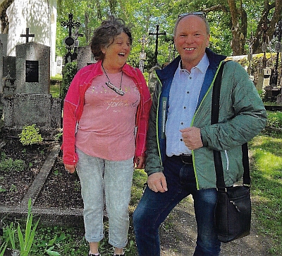 S Ritou Bergbauerovou na hřbitově v Mouřenci