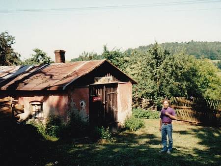 Dnes už zbouraná kundratická hasičská zbrojnice na snímku z roku 1990 - vedle ní stojí Christian Aussprung