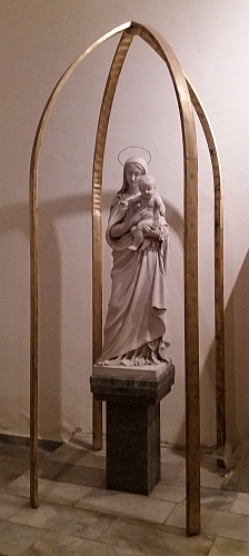 Pod troskami školy po bombardování byla nalezena jako zázrakem nezničena tato socha Panny Marie s Ježíškem - dnes je umístěna v kostele sv. Václava
