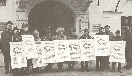 Předává tajemnici velvyslanectví České republiky ve Vídni výzvu ke zrušení Benešových dekretů a stojí před budovou velvyslanectví mezi demonstranty k téže petici