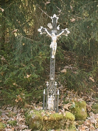 Kříž nedaleko domu čp. 14 a jeho rozvaliny